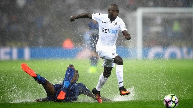 7.  Leicester City 2-1 Swansea City (Vòng 3): Modou Barrow vượt qua Ahmed Musa trong một ngày mưa trên sân King Power. Ảnh: Internet.