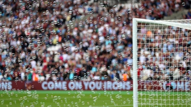 8. West Ham 2-4 Watford (Vòng 4): Bong bóng bay khắp sân nhà của câu lạc bộ West Ham. Ảnh: Internet.