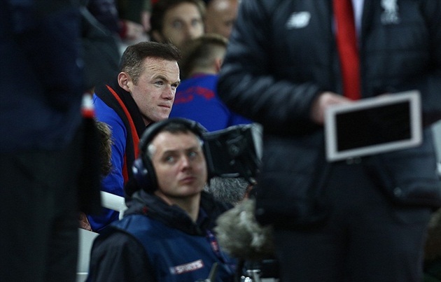 Rooney ngồi dự bị trong ngày Pogba được tin tưởng đá số 10. Ảnh: Internet.