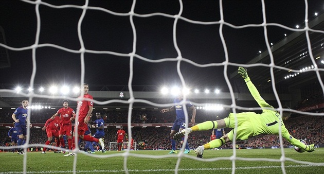 Tiền vệ người Đức vẫn tung ra được cú cứa lòng bằng chân trái, đáng tiếc pha dứt điểm chưa đủ khó để đánh bại De Gea. Ảnh: Internet.