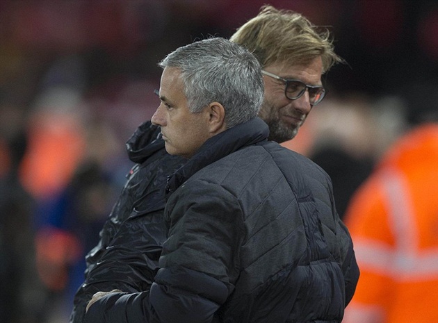 Mourinho lạnh lùng, Klopp cười gượng ôm chào nhau khi kết thúc trận đấu. Ảnh: Internet.