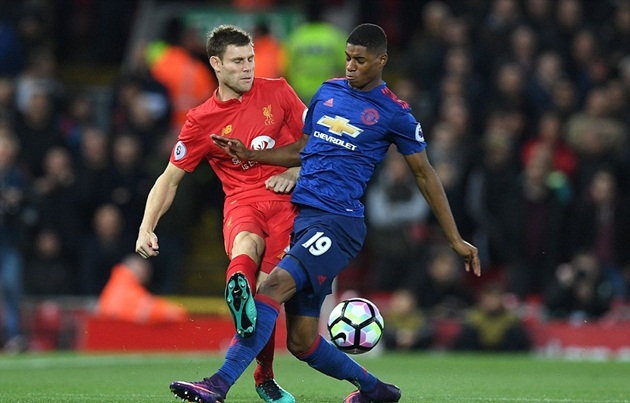 Trận đấu diễn ra quyết liệt ngay những phút đầu trận (trong ảnh là pha tranh chấp giữa James Milner với Marcus Rashford). Ảnh: Internet.