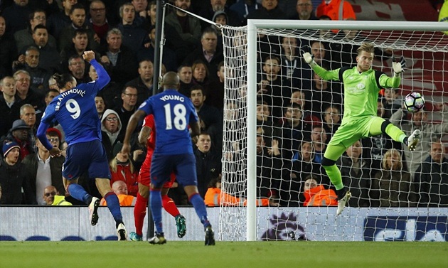 Sở hữu cơ hội tốt nhất của MU nhưng tiền đạo người Thụy Điển lại đánh đầu đưa bóng đi chệch khung thành. Ảnh: Internet.