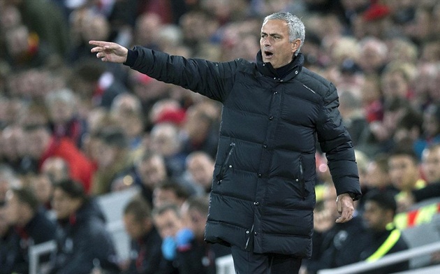 Mourinho liên tục đốc thúc các học trò. Ảnh: Internet.