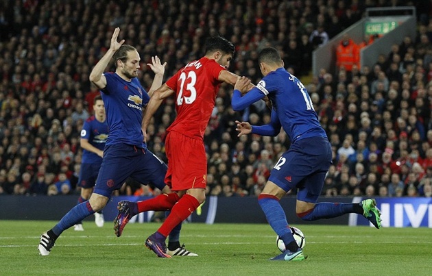 Emre Can trong vòng vây các hậu vệ Man United (Daley Blind và Chris Smalling). Ảnh: Internet.
