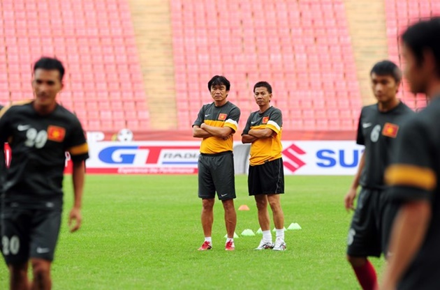 Ông Tuấn khi còn làm phó tướng cho HLV Phan Thanh Hùng tại AFF Cup 2012. Ảnh:Quốc Bảo.