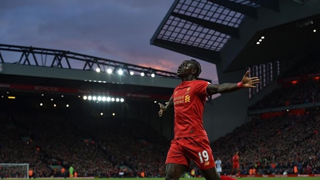 Liverpool 2-1 West Brom: Sadio Mane ăn mừng bàn thắng cùng hàng ngàn các cổ động viên The Kop ngay trên sân nhà Anfield. Ảnh: Internet.