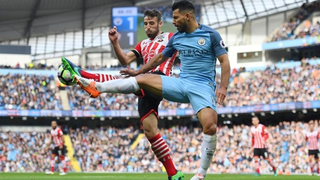 Manchester City 1-1 Southampton: Sam McQueen và Kun Aguero tạo dáng như hai ngôi sao võ thuật. Ảnh: Internet.