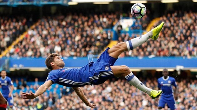Chelsea 4-0 Man Utd: Marcos Alonso phá bóng giải nguy cho các cầu thủ The Blues. Ảnh: Internet.