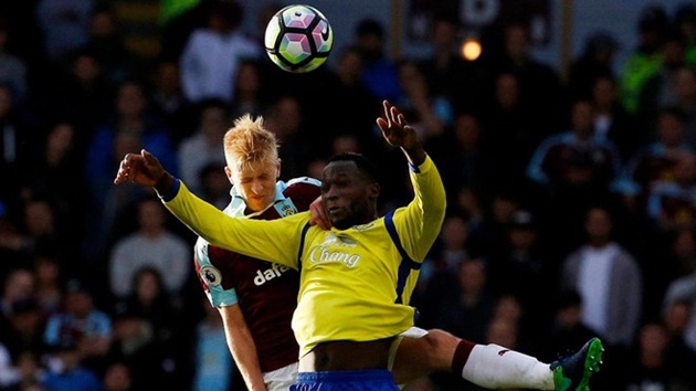 Burnley 2-1 Everton: Ben Mee và Romelu Lukaku trong một pha không chiến trên sân vận động Turf Moor. Ảnh: Internet.