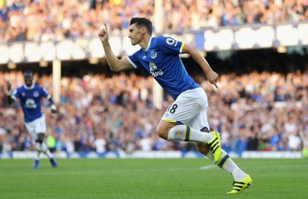 10. Gareth Barry (Everton- 99,21 km): Dù đã bước sang tuổi 35 nhưng đôi chân của lão tướng người Anh dường như vẫn chưa biết mỏi. Barry vẫn là trụ cột của đội bóng chủ sân Goodison và đang nắm giữ kỷ lục Guinness dành cho cầu thủ có tên ở đội hình xuất phát nhiều lần nhất tại Premier League (582 lần). Ảnh: Internet.