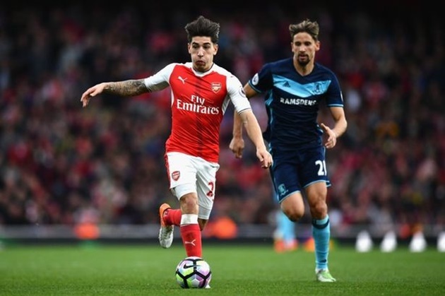 9. Hector Bellerin (Arsenal- 99,46 km): Không nằm trong top chạy nhanh nhất thì chí ít hậu vệ cánh người Tây Ban Nha cũng phải nằm trong danh sách cầu thủ chịu khó di chuyển nhất Premier League. Điều này hoàn toàn dễ hiểu bởi Bellerin thường xuyên dâng cao hỗ trợ đồng đội tấn công. Ảnh: Internet.