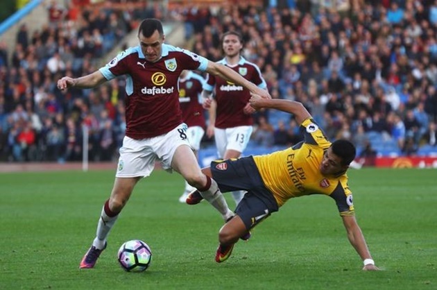 8. Dean Marney (Burnley- 99,62 km): Thêm một chiến binh không tuổi của giải Ngoại hạng. Marney vẫn đang thi đấu vô cùng năng nổ ở khu trung tuyến của câu lạc bộ mới lên hạng Burnley dù đã bước sang tuổi 32. Ảnh: Internet.