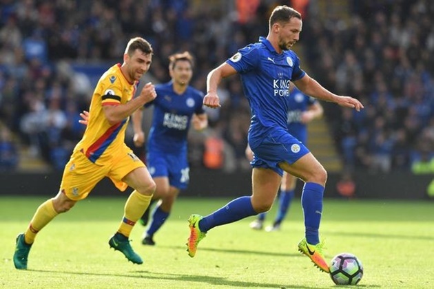 7. Danny Drinkwater (Leicester- 99,7 km): Vai trò của tiền vệ người Anh được thể hiện rõ hơn sau sự ra đi của N'golo Kante. Drinkwater vừa đảm nhận nhiệm vụ bao quát tuyến giữa, đánh chặn, phân phối bóng và thậm chí là cả tham gia tấn công cùng đồng đội khi cần thiết. Ảnh: Internet.