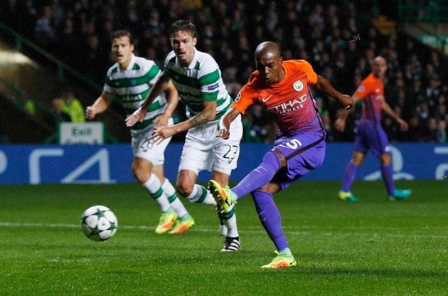 6. Fernandinho (Man City- 100,48 km): Sự cần cù của tiền vệ người Brazil đã gây ấn tượng mạnh với ông thầy Pep Guardiola. Thậm chí, tân thuyền trưởng "The Citizen" từng tuyên bố rằng chỉ cần có 3 Fernandinho trong đội hình, câu lạc bộ nào cũng có thể lên ngôi vô địch giải Ngoại hạng. Ảnh: Internet.