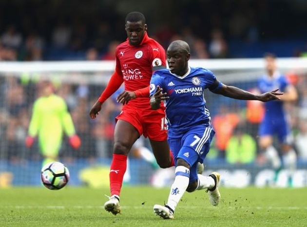 2. N'golo Kante (Chelsea- 104,95 km): "The Blues" quả thật vô cùng may mắn khi sở hữu bộ đôi tiền vệ đánh chặn hàng đầu thế giới thời điểm này. Không chỉ hoàn thành xuất sắc nhiệm vụ quán xuyến khu vực trung lộ, "máy quét" người Pháp vừa mở tài khoản bàn thắng ở mùa giải năm nay với một pha làm bàn đẳng cấp vào lưới Manchester United. Ảnh: Internet.