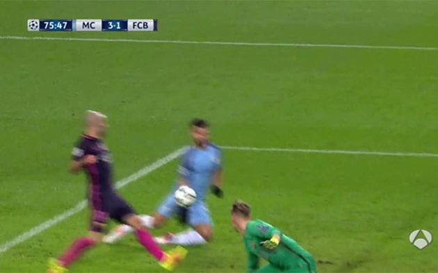 Pha quay chậm cho thấy Aguero để bóng chạm tay. Ảnh: Internet.