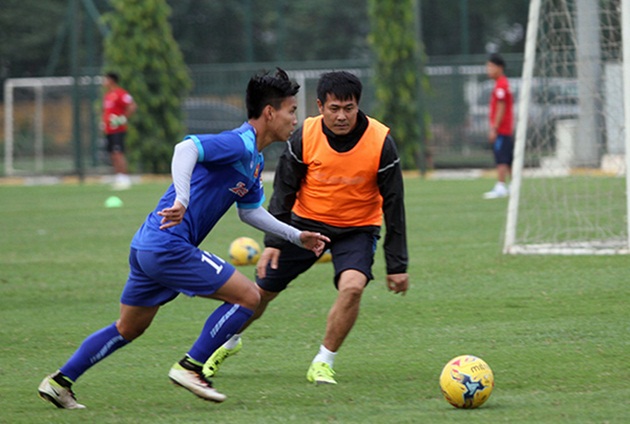 HLV Hữu Thắng tham gia đấu tập cùng các học trò chiều 1/11. Ảnh: Internet.