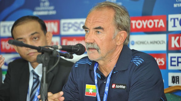 HLV Gerd Zeise của Myanmar liên tục phải loại cầu thủ bởi chấn thương. Ảnh: Internet.