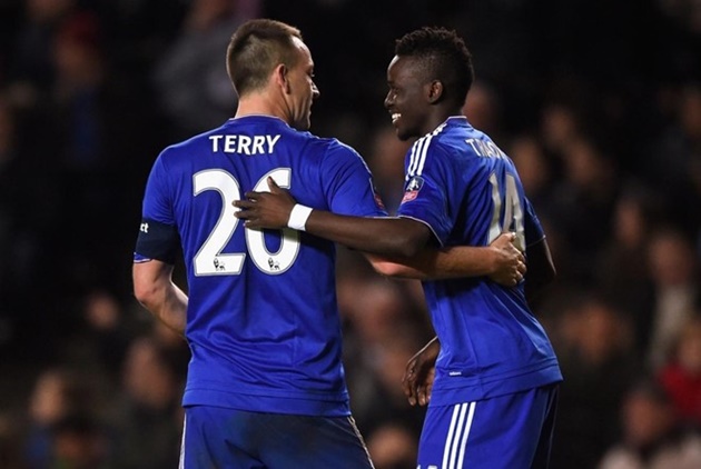 Năm 2016 - Cuộc chia tay cận kề: Guss Hiddink thông báo ban lãnh đạo Chelsea đã quyết định không gia hạn hợp đồng với trung vệ đội trưởng của họ. Sự nghiệp vĩ đại của Terry trong màu áo xanh dường như đã đi đến hồi kết. Ảnh: Internet.