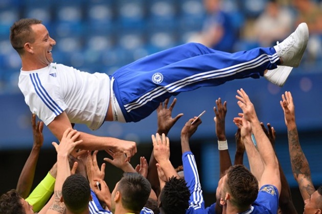 Hiện tại: Terry đã trở lại đội hình chính của Antonio Conte sau khi bình phục chấn thương. Nhưng có lẽ trung vệ này cần thời gian để làm quen thêm với sơ đồ ba hậu vệ mới mà chiến lược gia người Italy đang sử dụng. Ảnh: Internet.
