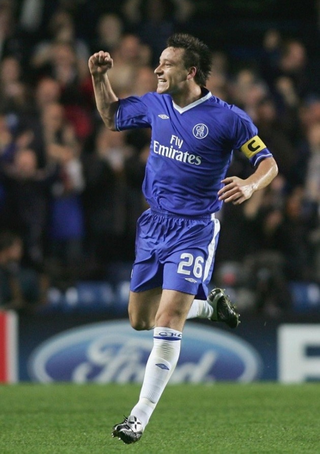 Năm 2004 - Người đội trưởng vĩ đại: Sau khi đội trưởng Marcel Desailly giải nghệ, Mourinho đã quyết định trao cho Terry chiếc băng thủ quân của Chelsea. Đây chính là khởi đầu của người đội trưởng vĩ đại nhất trong lịch sử The Blues. Cùng với Mourinho, Terry đã đem về sân Stamford Bridge ba chức vô địch Ngoại hạng Anh. Ảnh: Internet.