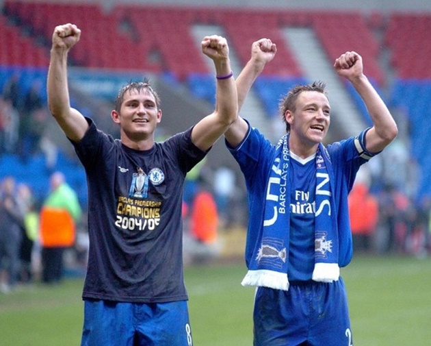 Năm 2005 - Lần đầu tiên sau 50 năm: Với thành tích đưa Chelsea lên đỉnh bóng đá Anh sau 50 năm chờ đợi, đội trưởng John Terry đã được FA vinh danh là Cầu thủ xuất sắc nhất mùa bóng. Cũng trong năm này, anh trở thành một trong 11 cái tên xuất sắc nhất thế giới được xuất hiện trong đội hình tiêu biểu của năm do FIFA bình chọn. Ảnh: Internet.
