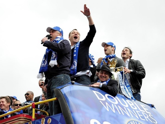 2010 - Bước lên đỉnh vinh quang lần nữa: Terry lần thứ 3 vô địch Premier League vào năm 2010 dưới thời HLV Carlo Ancelotti. Mùa giải trở nên hoàn hảo hơn khi “The Blues” giành thêm cúp FA nhờ chiến thắng trước Portsmouth. Mùa giải đó, Terry chơi 51 trận cho Chelsea, để lại dấu ấn nơi hàng phòng ngự cùng pha làm bàn giúp Chelsea đánh bại Man United, kết quả có ảnh hưởng lớn đến cuộc đua vô địch. Ảnh: Internet.