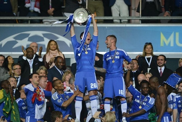 Năm 2012 - Đêm Munich huyền ảo: Terry đã bị treo giò trước đó trong trận bán kết với Barcelona nhưng anh vẫn xứng đáng được tôn vinh vì màn trình diễn trong suốt cuộc hành trình của Chelsea năm đó. Drogba là người đã giúp Terry chuộc lại lỗi lầm với cổ động viên Chelsea bằng một bàn thắng vào lưới Neuer trong thời gian thi đấu chính thức trước khi thực hiện thành công quả penalty cuối cùng ở loạt sút luân lưu. Ảnh: Internet.
