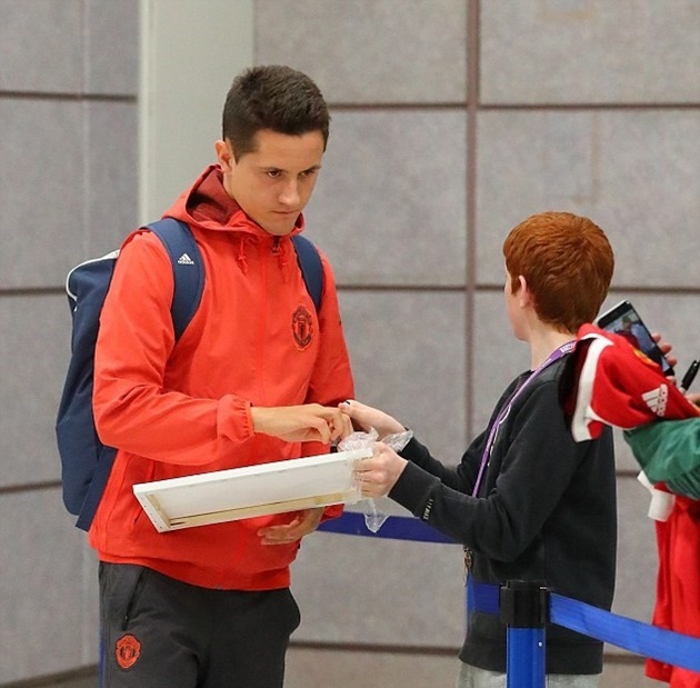 Vốn nổi tiếng là một ngôi sao thân thiện nhưng Ander Herrera cũng không thể nở nụ cười sau thất bại ở Europa League. Ảnh: Internet.