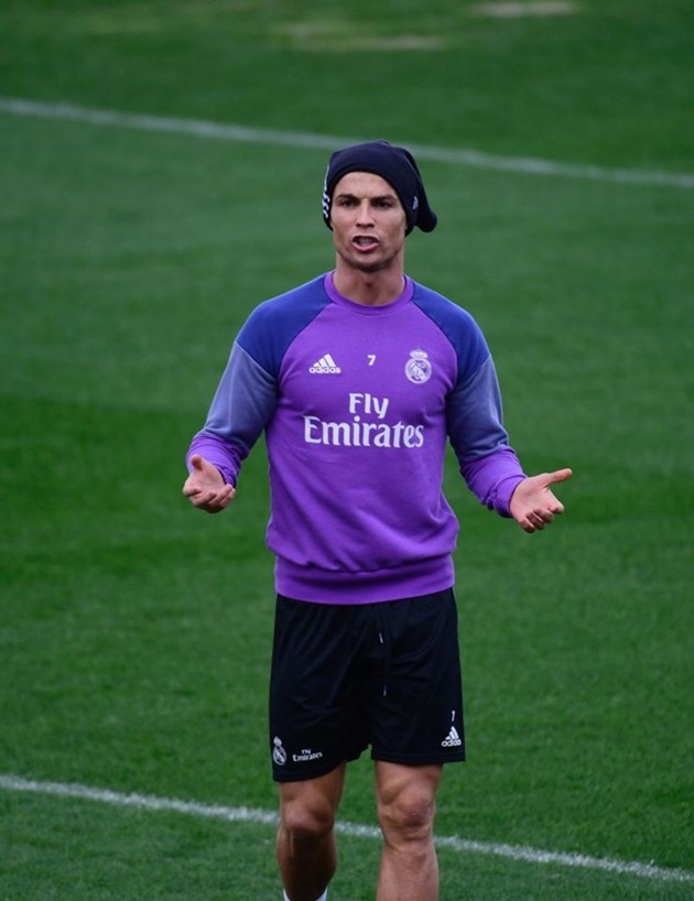 Ronaldo thu hút sự chú ý trên sân tập khi là người duy nhất đội chiếc mũ len trên đầu. Tối nay, Real của CR7 sẽ tiếp Leganes trên sân nhà Bernabeu ở vòng 11 La Liga. Ảnh: Internet.