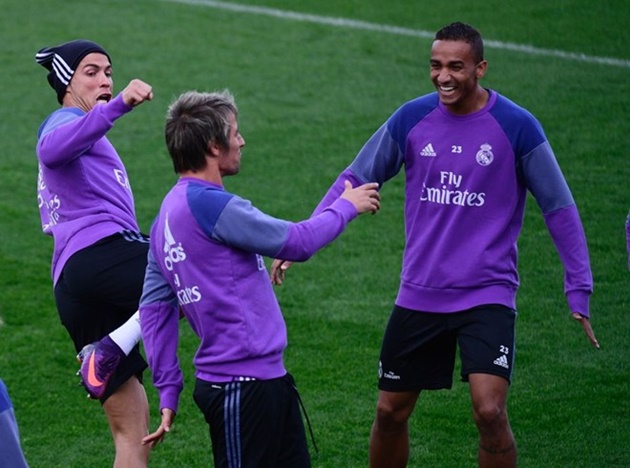 Trong buổi tập, Ronaldo thực hiện cú đá vòng cầu như môn taekwondo với Fabio Coentrao. Báo The Sun mô tả khoảnh khắc này giống như CR7 tung đòn kung-fu vào đồng đội. Song, đây chỉ là một trong những tình huống đùa giỡn của siêu sao người Bồ Đào Nha. Ảnh: Internet.