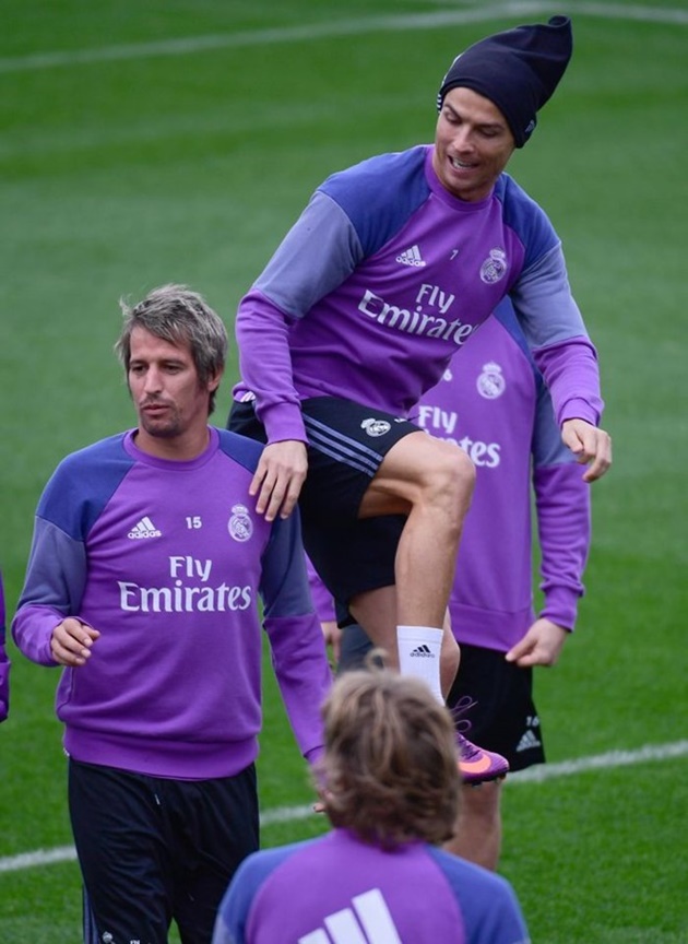 Ronaldo và Coentrao là những đồng đội ở tuyển Bồ Đào Nha. Mối quan hệ của họ khá thân thiết. Trong buổi tập, Ronaldo liên tục đùa giỡn với đồng hương. Ảnh: Internet.