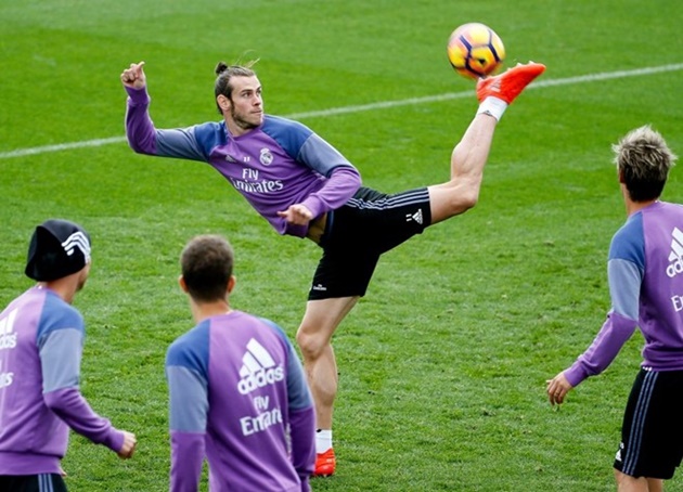 Gareth Bale thực hiện cú đá móc đầy điệu nghệ để khống chế bóng. Ảnh: Internet.