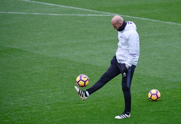 Real Madrid của Zidane đang chơi tốt tại La Liga. Thế nhưng có ý kiến cho rằng hàng thủ của họ gặp nhiều vấn đề. Ngoài ra, dư luận đồn thổi Zidane đang chịu sức ép về việc sử dụng nhân sự. Cụ thể, ông bị chi phối bởi ban lãnh đạo và có cả sự nhúng tay của chính trị. Ảnh: Internet.