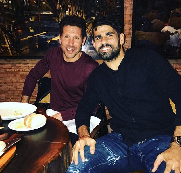 Costa đăng bức ảnh ăn tối cùng thầy cũ Simeone hôm thứ Hai. Ảnh: Internet.