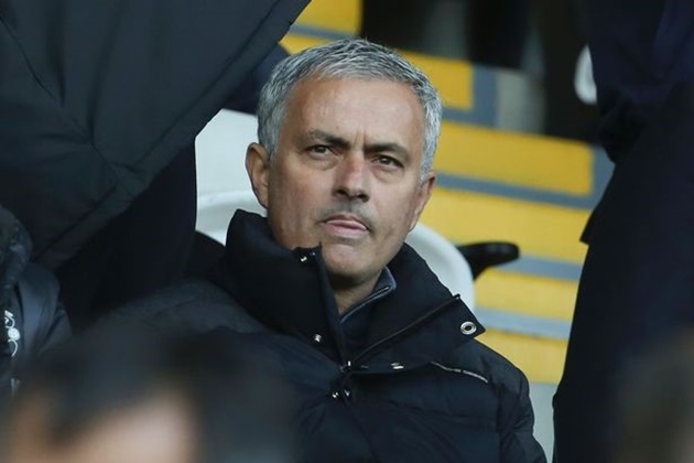 Manchester United đang là đội bóng "lười tấn công" nhất giải Ngoại hạng khi chỉ có 30,3% số đường chuyền hướng về phía trước. Hậu quả là "Quỷ đỏ" đang nằm ngoài top 4 cùng khoảng cách 8 điểm so với đội dẫn đầu. Ảnh: Internet.