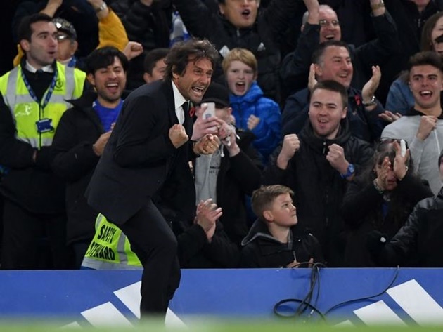 Dưới thời Antonio Conte, Chelsea đang thi đấu thăng hoa và giành 25 điểm sau 11 vòng đấu, nhiều hơn 14 điểm so với cùng kỳ năm ngoái dưới thời Mourinho (11). Ảnh: Internet.