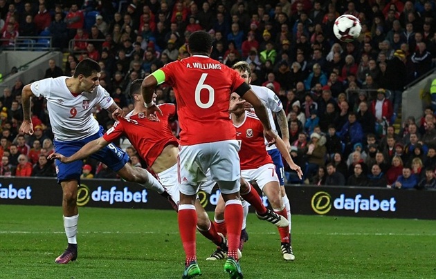 4 phút trước khi trận đấu khép lại, Aleksandar Mitrovic đánh đầu ghi bàn gỡ hòa 1-1 cho đội khách Serbia. Ảnh: Internet.