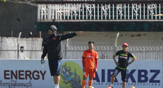 Trong buổi tập sáng 16/11, ông Thắng mong 24 cầu thủ còn lại đều khỏe mạnh, không gặp chấn thương như Tuấn Anh. Ảnh: Internet.