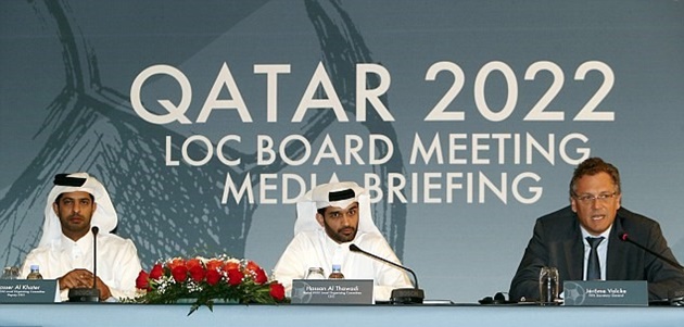 Hassan Al-Thawadi (giữa) cho biết giới tỷ phú Qatar có thể mua bất kỳ đội bóng nào tại xứ sở sương mù.