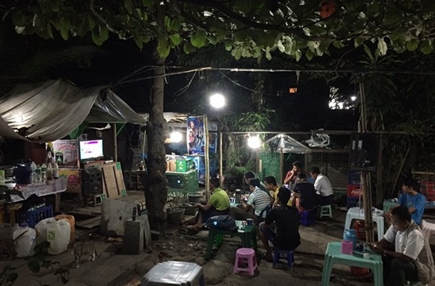 Ở một góc khác trên đường Parami (Yangon, Myanmar), gần nơi đóng quân của đội tuyển Việt Nam, sau khi đã kết thúc trận MU vs Arsenal, vẫn còn lác đác người hâm mộ theo dõi trận Liverpool cầm hòa 0-0 trước Southampton.