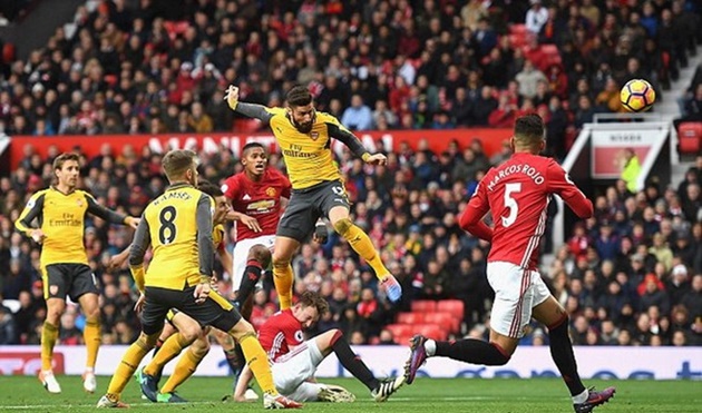 Giroud giúp Arsenal có điểm trước Manchester United.
