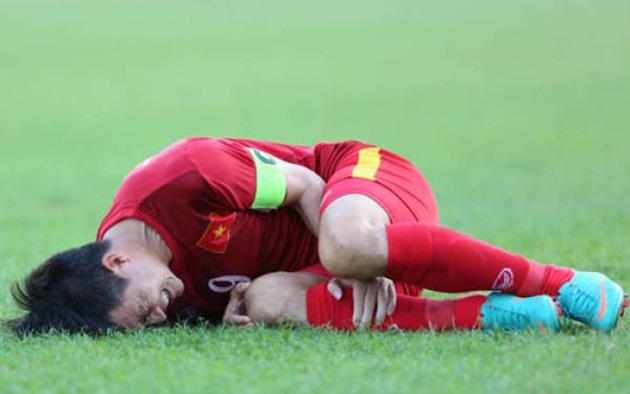 Công Vinh nằm sân sau 1 tình huống bị cầu thủ Malaysia vào bóng ác ý.