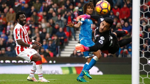 Stoke City 0-1 AFC Bournemouth: Wilfried Bony ngớ người nhìn thủ thành Adam Federici cản phá cơ hội ngon ăn của Stoke.
