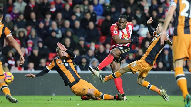 Sunderland 3-0 Hull City: Victor Anichebe thử vận may bằng cú sút chân trái.