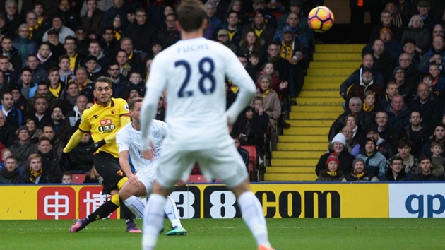 Watford 2-1 Leicester City: Roberto Pereyra dứt điểm kỹ thuật tung lưới Leicester.