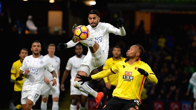 Watford 2-1 Leicester City: Riyad Mahrez bay người đỡ bóng trước sự kèm cặp của Zuniga.