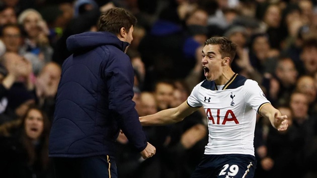 Spurs 3-2 West Ham: Harry Winks ăn mừng bàn thắng đầu tiên cho Gà trống cùng huấn luyện viên Mauricio Pochettino