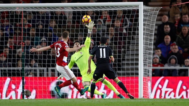 Middlesbrough 0-1 Chelsea: Victor Valdes khiến người đồng đội cũ Pedro nản lòng với pha cứu thua xuất thần.